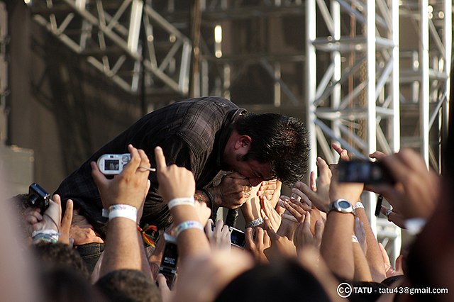 The+Deftones%2C+popular+in+the+late+90s+and+early+00s%2C+are+one+of+many+bands+that+are+regaining+popularity+with+todays+teens.+