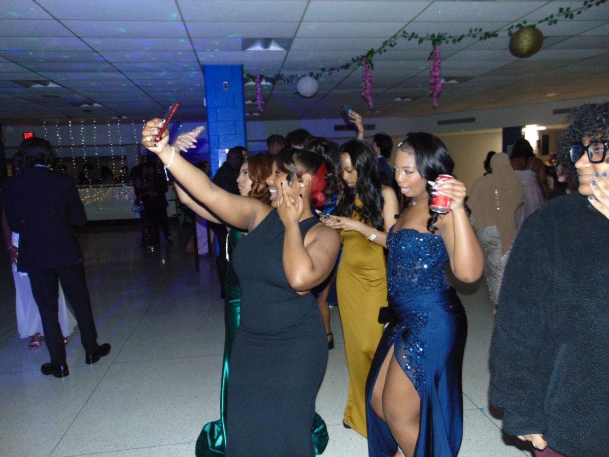 ’24 Junior Prom ‘Tangled’ Students Up in a Night of Dancing and Excitement