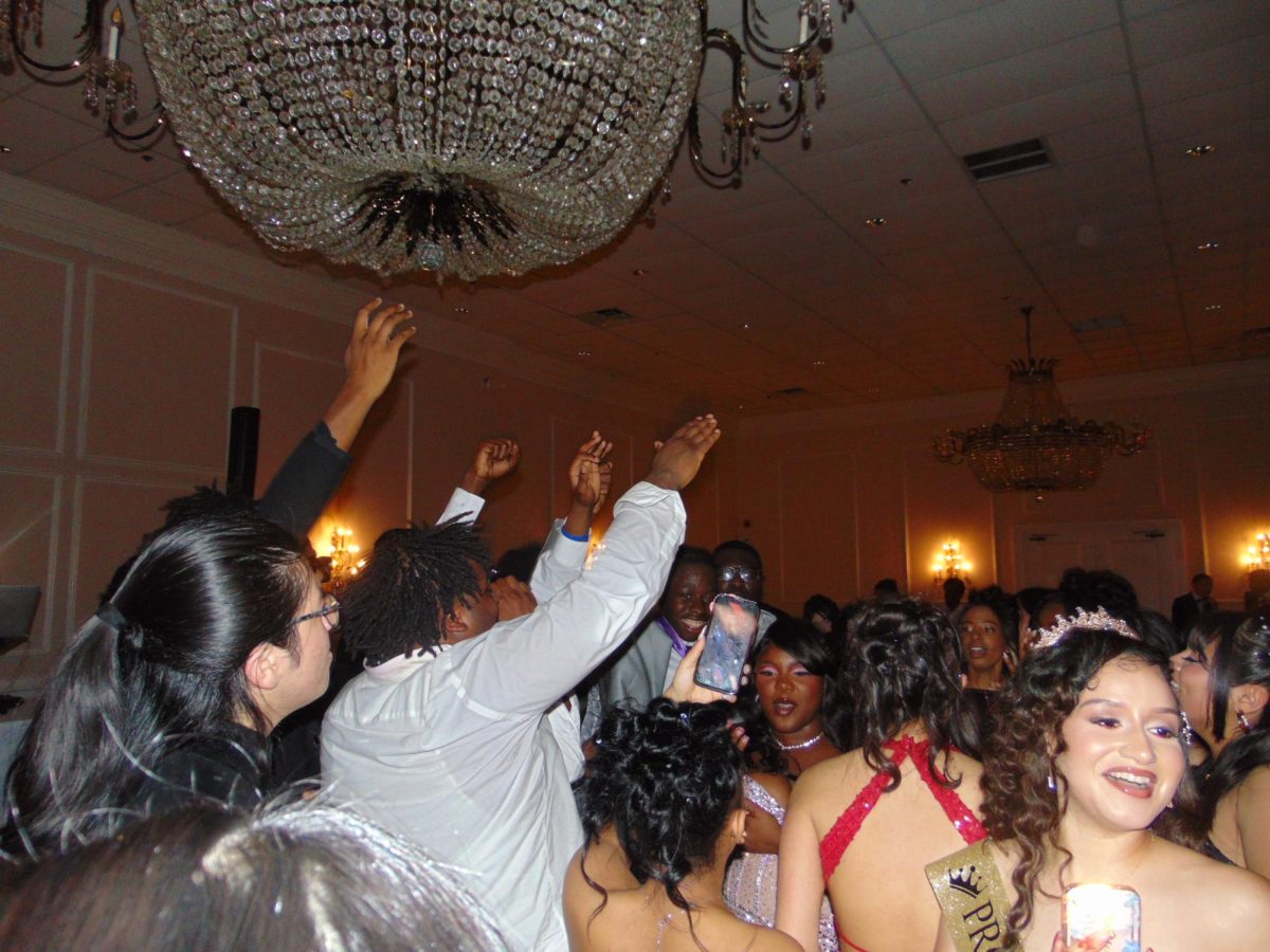 '25 Seniors Sign Off with Fashionable, Memorable Prom