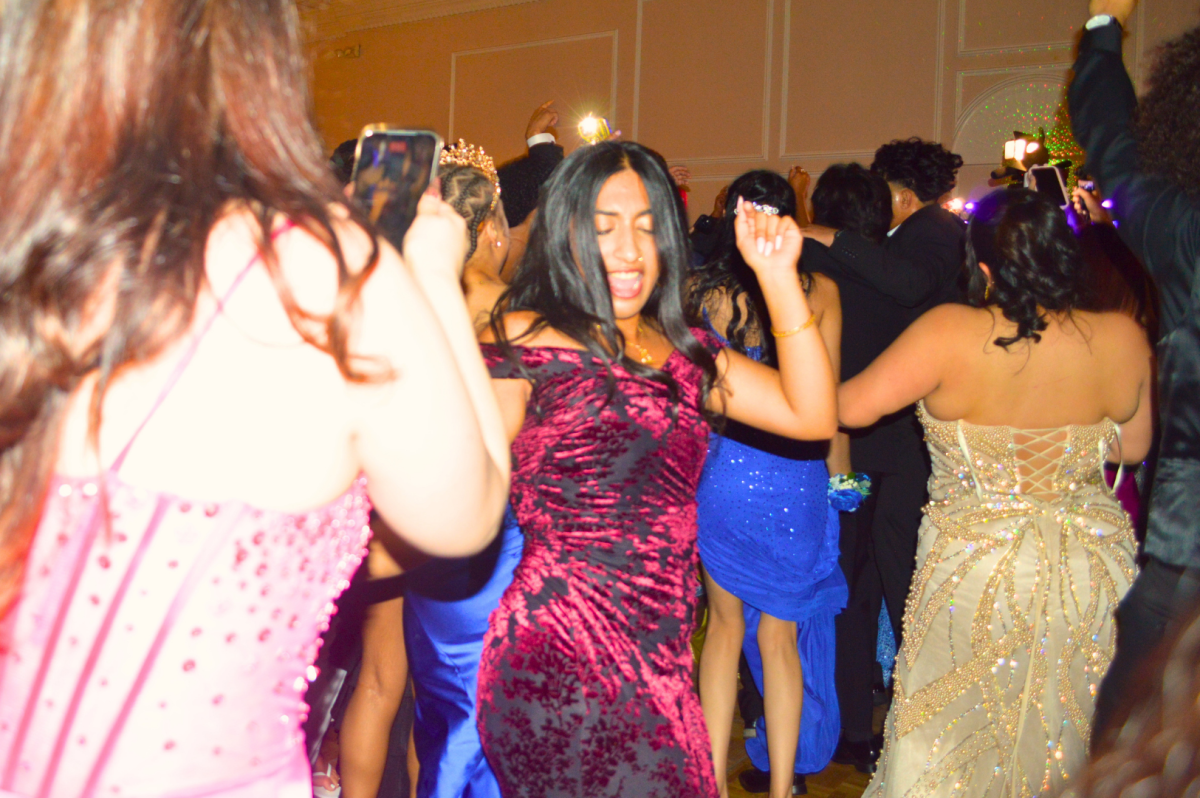 '26 Seniors Starry Eyed at Senior Prom